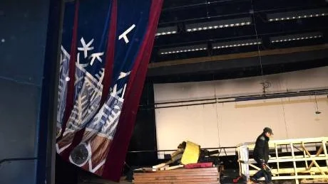 BRANDSKADAD. I dag pågår reparationer i Folkets hus i Gällivare där en del av ridån fortfarande hänger kvar.