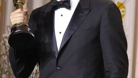 Michel Hazanavicius, regissören bakom The artist med sin Oscar för bästa regi.