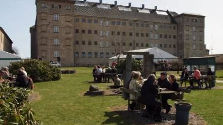 TIDIGARE FÄNGELSE. Här innanför murarna på det tidigare                                         fängelset i den jylländska staden Horsens hålls Nordens största mässa för kriminallitteratur. Här har Danmarks grövsta kriminella suttit inspärrade sedan                                      mitten av 1800-talet till för sex år sedan då fångarna flyttades till en modern anstalt utanför staden.