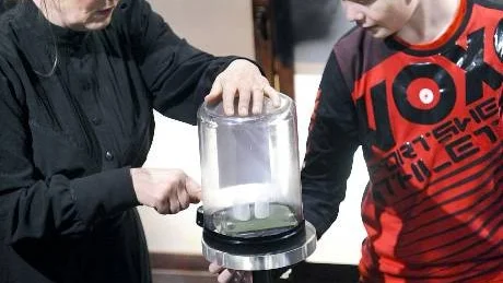 LÄRANDE DRAMA. Marie Curie (Eva-Britt Tjernqvist) får assistans av Edvin Larsson, elev på Porsöskolan i Luleå. Vad händer med skumgodisarna i vakuumpumpen?