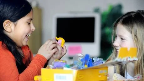EXOTISKA DJUR. Alice Nyström och Feleicia Hägglund ska göra en animerad film om exotiska djur i en regnskog. En krokodil, en orm, en sköldpadda, ödlor och en pingvin tillhör rollistan. Dessutom två människor som faller ned från en bro och dör. Den ena uppäten av en krokodil, den andra strypt av en orm. Och pingvinen? Ja den har navigerat fel, skulle till Antarktis men hamnade i regnskogen.