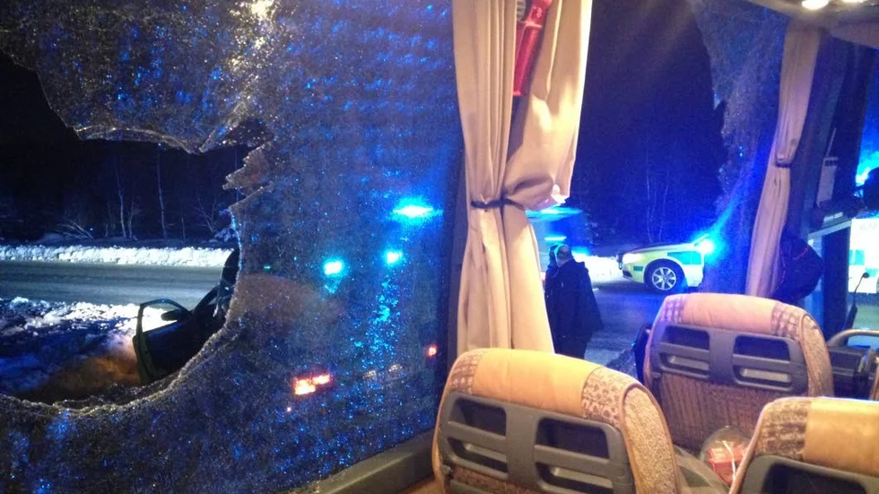 Glaskaos. Annastina Törnlund och hennes klasskamrater var på väg tillbaka till Luleå med buss när en annan buss touchade deras. Rutorna sprack och glaset yrde över passagerarna.