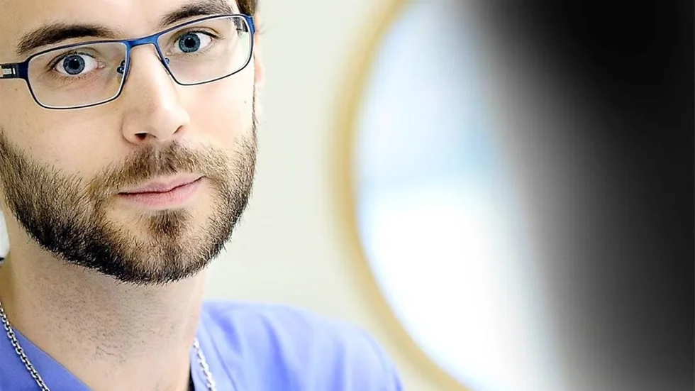 LJUS OCH MÖRKER. Läkarstudenten Rikard Ahrgren ringar in kontrasterna i debatten om framtidens sjukvård. "Patienterna får mindre mänsklig kontakt för det kostar pengar. Samtidigt poängteras det mänskliga mötet ofta från personalens sida", säger han.