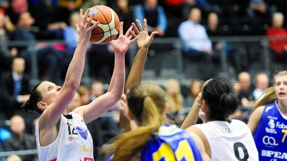 Anna Barthold och Cleopatra Forsman Goga , Northland Basket