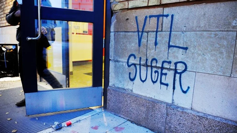 Foto: Petra Isaksson
VTL SUGER. Texten på skolväggen i gymnasiebyn vänder sig mot den omdiskuterade "våldtäktsligan" på gymnasiebyn i Luleå. Gruppen är inte misstänkt för något brott, men står bakom en numera nedlagd Facebooksida som fått skolledningen att agera.