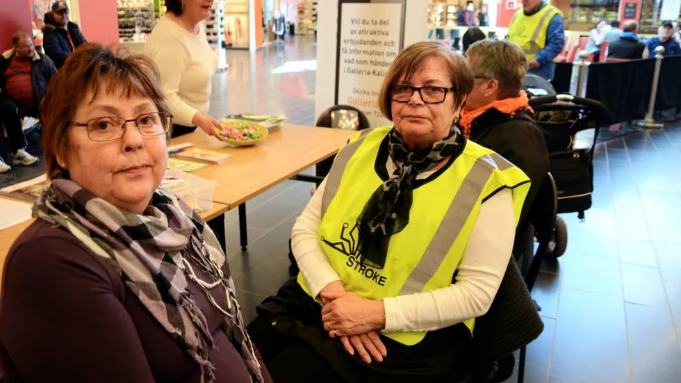 Informerar. Elise Nyholm och Kyllikki Karinen från strokeföreningen i Kalix pratade med folk i gallerian om sjukdomen.