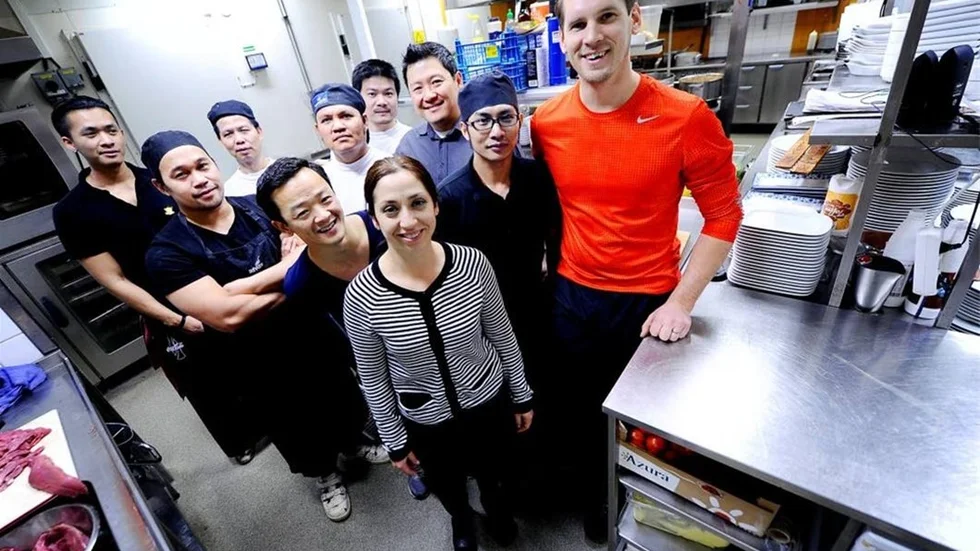 MÅNGKULTURELL ARBETSPLATS. På restaurang Waldorf jobbar folk som är födda i eleva olika länder. Här är fem länder representerade. Bakre raden från vänster Chantip Phairot (Thailand), Zhang Qihuan (Kina) och Xingbao Li (Kina). Mittenraden från vänster Nareth Krajanqphoti (Thailand), Myint Kyouw (Burma) och Philip Kuo (Indien). Längst fram står Francis Kuo (Indien), Katherin Allström (Chile), Zhijie Hou (Kina) och Tomas Hallberg (Sverige).