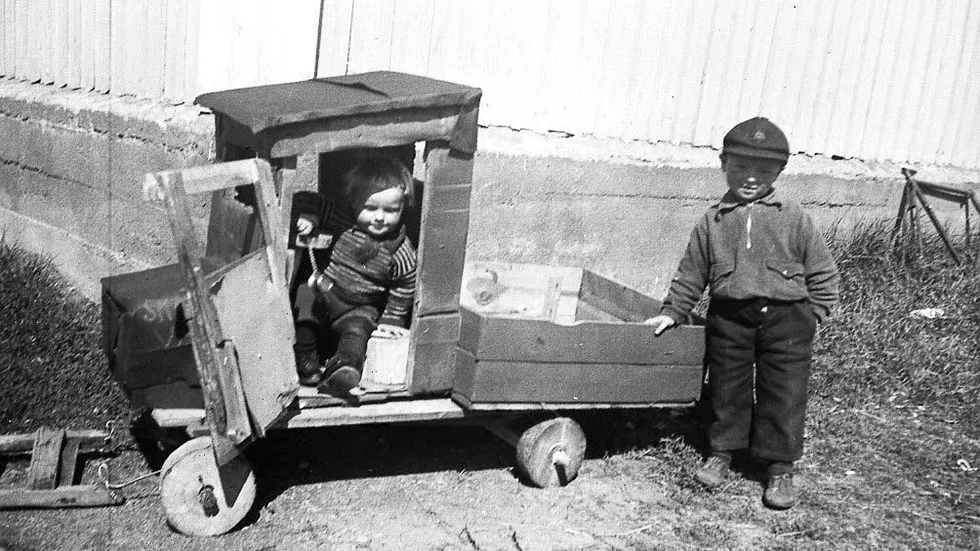 KUL MED LÅDBIL. Lek i Masungnsbyn 1932. Bilden är tagen av finske folklivsforskaren Inkeri Tuovinen.