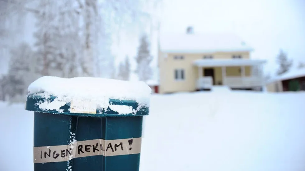 POSTADRESS. Polis och kronofogde är helt säker på att Jörgen Erikssons adress i byn i Överkalix kommun är en fasad, för att slippa betala miljonskulderna.