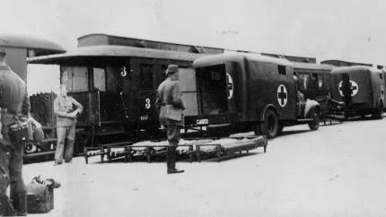 TYSKA SÅRADE. Sjukhustågen körde genom Sverige ända till december 1944. Då gick de sista tågen från Narvik med tyska skadade från nordfronten. Den här bilden är tagen i Rovaniemi där en tysk soldat, en svensk sjukvårdare och en finsk officer väntar på en transport av skadade.