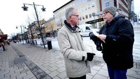 LEVANDE. An en tillfällighet passerar kommuinalrådet Karl Petersen förbi då Per Holmqvist och hans torghandlarkamrater berättar om sin besvikelse över beskedet från gatuchefen. Petersen noterar att det satt igång en utredning av hela torhhandelskonceptet men vil inte ta ställning i frågan om det tillfälliga tillståndet.