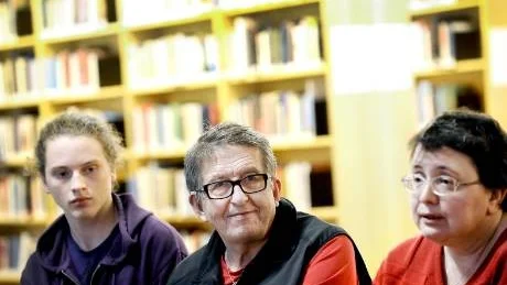 LADDAR FÖR MATTE. Tre som laddar inför dagens SM-tävlingar i matematik. Petter Restadh, Danderyd, som ska tävla, Lars-Erik Persson, matamatikprofessor vid Luleå tekniska universitet och Jana Madjarova, lektor i matematik vid Chalmers i Göteborg och ordförande i tävlingskommittén. Foto: Eija Dunder