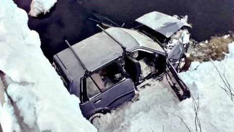 TOTALKVADDAD. Bilen, en Toyota Corolla, blev totalförstörd när den störtade ned i ån med fronten före.