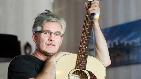 Hemma har han sex, sju gitarrer som blivit extra lyckade. "Om folk vill komma förbi och provspela då vill man att det ska vara en som är riktigt bra", säger Roger Strömberg.