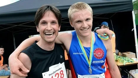 Vass. Niklas Jonsson (till vänster) stod för en storartad insats i Stockholm Marathon när han löpte i mål på plats 35. Bilden är tagen när han kom tvåa vid Ferruformmilen nyligen efter Zacke Toresson (höger).
