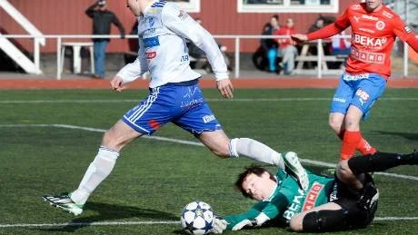 MÅLSKYT. Tomas Eriksson förvaltade en straff i 57:e minuten som innebar 1-1. Lagen fick nöja sig med en poäng var.