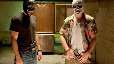 BLODIGT. Savages handlar om två män i Kalifornien som tillverkar och säljer droger. När en kartell vill ta del av inkomsterna hamnar de i en brutal våldsspiral. Huvudrollerna spelas av Taylor Kitsch och Aaron Johnson.