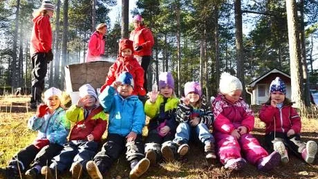 SUGNA. Barnen på Karlsborgs förskola, Linn Krook, Maya Sjöberg, Siri Huvila, William Bergström, Märta Huvila, Cassandra Johansson, Kerstin Jacobsson och Miranda Resin längtar efter hamburgare.  Foto: Britt-Louise Spets