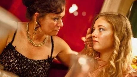 CALL GIRL. Pernilla August spelar bordellmamman Dagmar Glans, baserad på verklighetens Doris Hopp, i kommande Call girl. Med på bilden är också Sofia Karemyr som spelar Iris, en minderårig prostituerad som får statsministern som kund.Foto: Jukka Male/Nordisk film