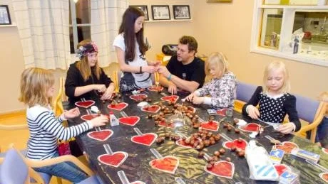 TYSK SED. En höstaktivitet i Tyskland är att gå ut och plocka kastanjer för att sedan göra fantasidjur av dessa. Här är pysslet i full gång. Mogens Amstrup Jacobsen, ordförande i Folkets hus-föreningen, bistår med tips.