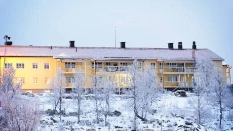 HYRESRABATT. LKAB Fastigheter bygger om de gamla kasernerna på Jägarskolan till lägenheter och nu står det klart att de som tvingas flytta från Ullspiran till de nya lägenheterna får en subventionerad hyra de första fem åren.