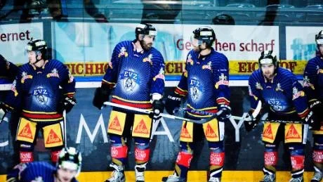 DUON. Henrik Zetterberg och Linus Omark i samspråk under uppvärmningen. De tillhör lagets fem importer och är de enda svenskarna.Foto: Petra Isaksson