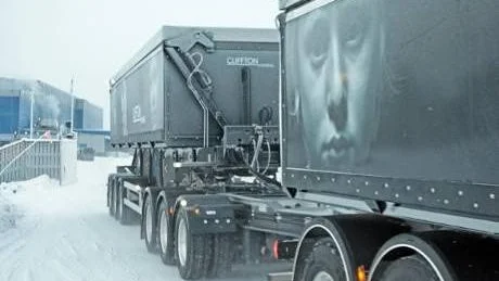 PRODUKTION IGÅNG. De första malmbilarna har börjat rulla från Kaunisvaara men intäkterna är ännu inte tillräckliga för Northland som snart har akut brist i kassan. Bolaget behöver nu 2,4 miljarder kronor till.