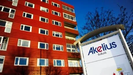 OMBILDNING. Processen påbörjades i maj förra året. Nu blir det                       bostadsrätter av de 482 lägenheterna vid vattnet.