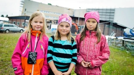 BLIVANDE ELEVER. Tilda Ukonsaari, 7 år, Klara Lampinen, 7 år och Alma Edeblom, 9 år ska alla gå på den nya Raketskolan men de är lite besvikna över att de inte får börja på den nya skolan på måndag utan i stället måste vänta till efter höstlovet.