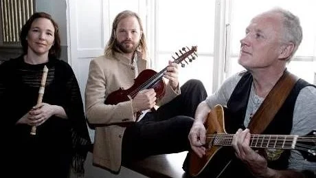 VISPLATTA. Anna Cederquist släpper debutskivan ihop med Olof Göthlin och Jens Ulvsand. "Jag ville göra en skiva innan jag fyller 40 år, så det känns bra", säger sångerskan och blockflöjtisten.