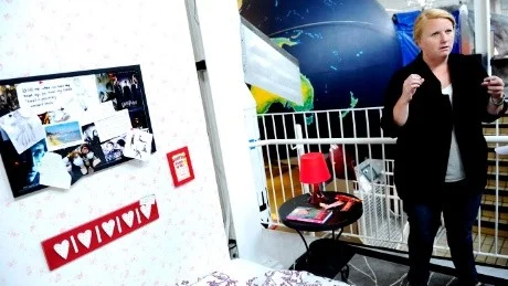 AUTENTISKA INTERVJUER. "Utställningen bygger på intervjuer som vi gjort med ungdomar", säger Carolina Jonsson på Virserums konsthall.