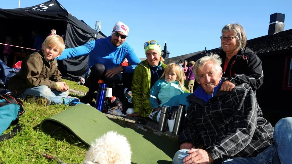 Familjedag. Luleåborna Vidar och Jonas Wennström, Jenny Nilsson, Freja Wennström samt Karin och Ola Wennström hade en riktigt fin dag i Björkliden. Tomas och Jenny hade en rejäl hejarklack när de gick i mål.