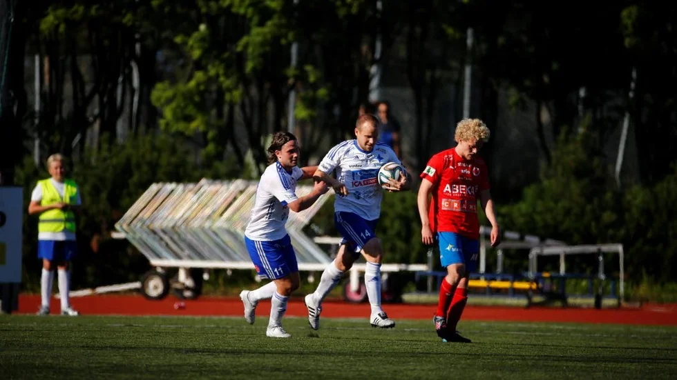 Bråttom. Målskytten Tomas Eriksson hämtar bollen snabbt efter sitt kvitteringsmål.