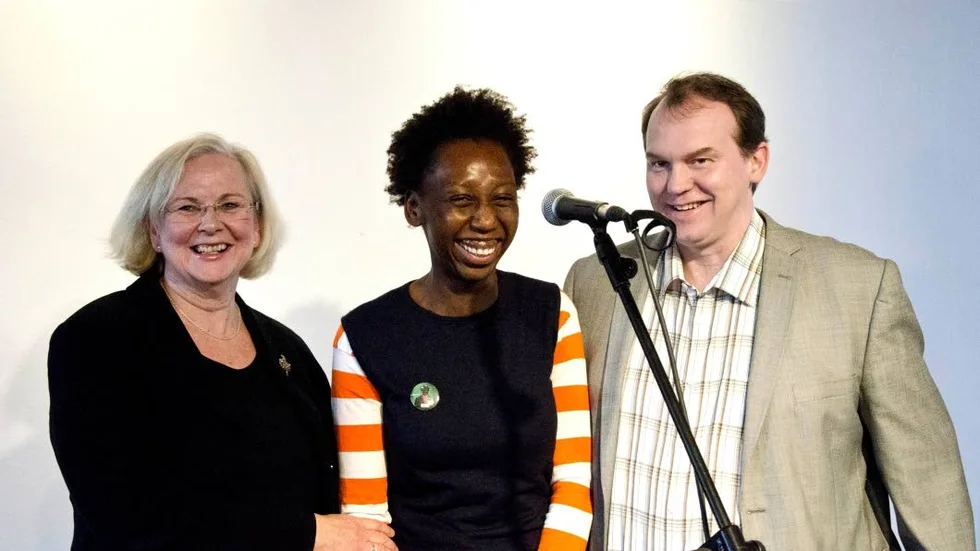 Glädje. Så här kul är det att inviga årets utställningar på Havremagasinet. Elisabeth Lax, dvisionschef kultur och utbildning på landstinget, Elise Atangana, curator och Hendrik Andersson, Bodens kommun.