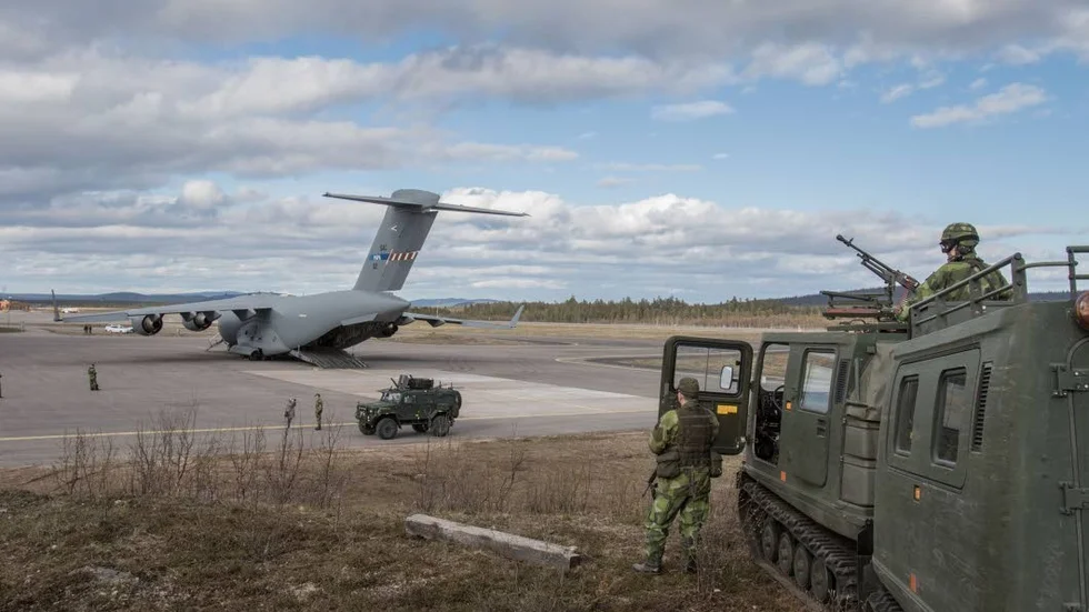 Norrbotten. Soldater från Lapplandsjägarbataljonen säkrar flygplatsen i Kiruna.