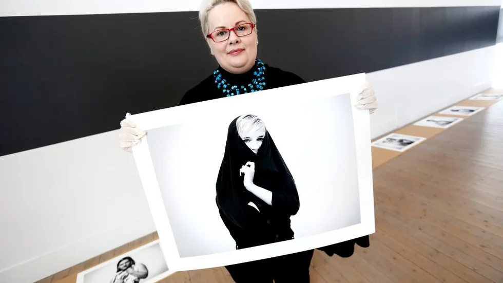 Michelle Marie Roy med ett av sina fotografier.