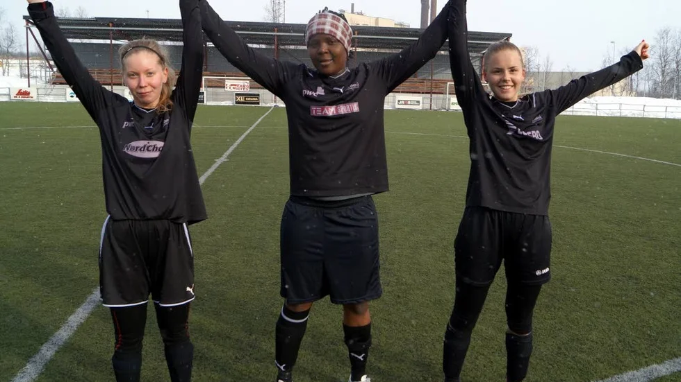 Segertrio. Målskyttarna Ida Sundberg, Mercy Monday och Johanna Boman jublar över premiärsegern mot Kiruna FF.