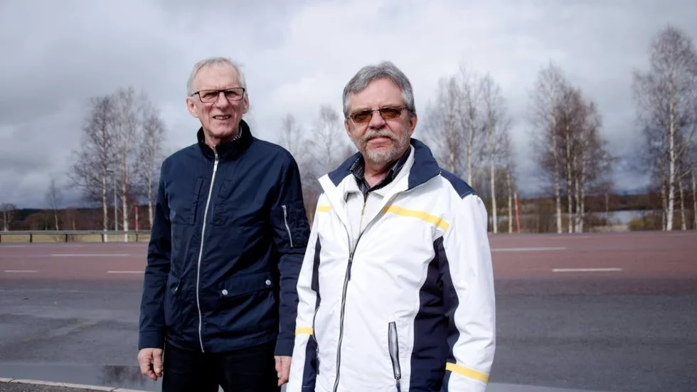 Trafiksäkerhet. Månsbyborna Kjell Tingvall och Lars Henriksson är kritiska till hur Trafikverket tänker kring infarterna från E4 till Månsbyn.