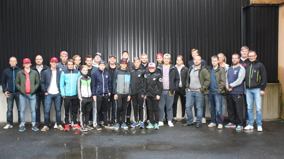 Bildtext: Domare. Från vänster: Albin Andersson, Robert Riderfors, Oscar Forsberg, Johan Nilsson, Eric Nygren, Albin Westerberg, William Björkman, Jens Holmqvist, Erik Flodin, Petter Andersson, Jörgen Wikman, Mattias Möller, Adam Krohn, Emamuel Aili, Tom Karlsson, Axel Hansson, Victor Sundström Öhman, Simon Valtysson, Rasmus Hermansson, Sebastian Sundström Utbys, Henrik Öhlund, Arvid Zetterquist, Anna Karin Granberg, Linus Bäckström, Anders Wikström och Anders Bäckström.