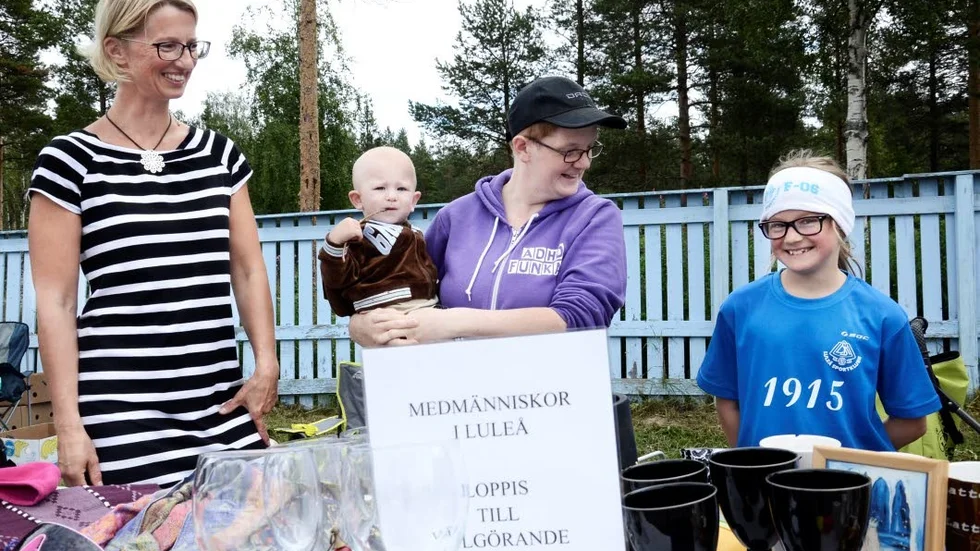 Maria Markström, Sara Eriksson, Loke Eriksson, Emmy Larsson, sålde prylar för välgörande ändamål.