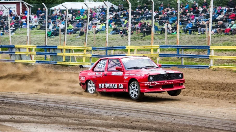 Bra start. Viktor Johansson kommer köra hela Norrlandsveckan med sin BMW och på hemmaplan i Älvsbyn fick han en drömstart med klasseger.