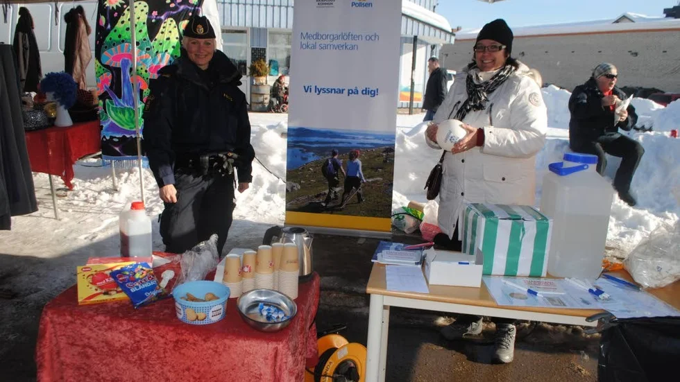 Dubbelkommando. Tina Hallin polisen och Malin Westling, förvaltningschef Arjeplogs kommun, bjöd på kaffe , kaka och en tipstävling  och pratade med marknadsbesökarna. Allt för att öka tillgängligheten för medborgarn