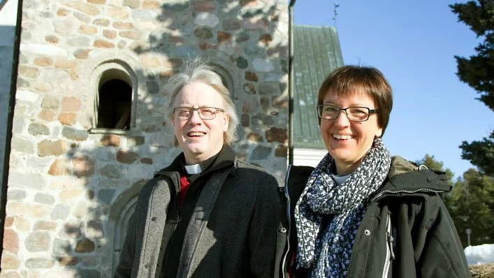 GLADA. Ola Marklund och Anna-Karin Jonsson utanför kyrkan.
