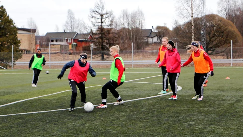 FOKUS. Spelarna spänner blicken på bollen.