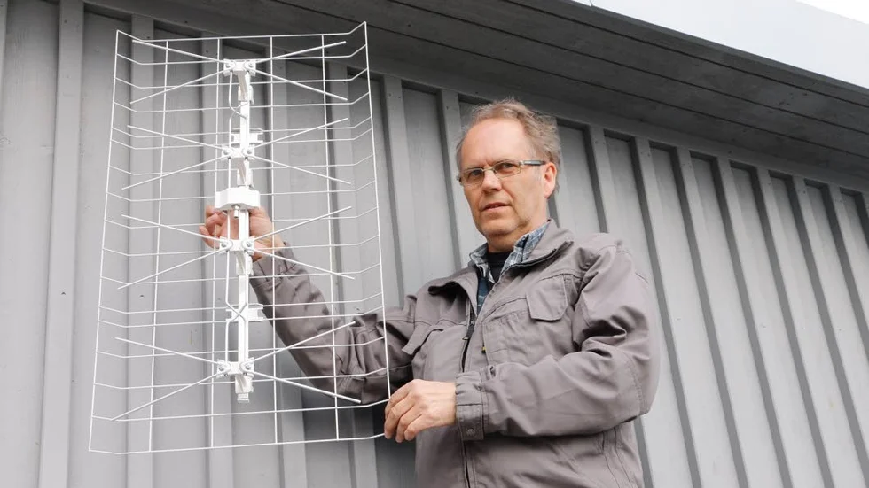 Takantenn. Lars Forsberg, antenntekniker på AE-service. förklarar att de som berörs av frekvensändringen är de som tar emot sändning via en takantenn.