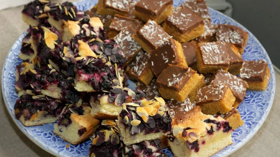 Blåbärskaka och chokladbitar med mandelbotten.