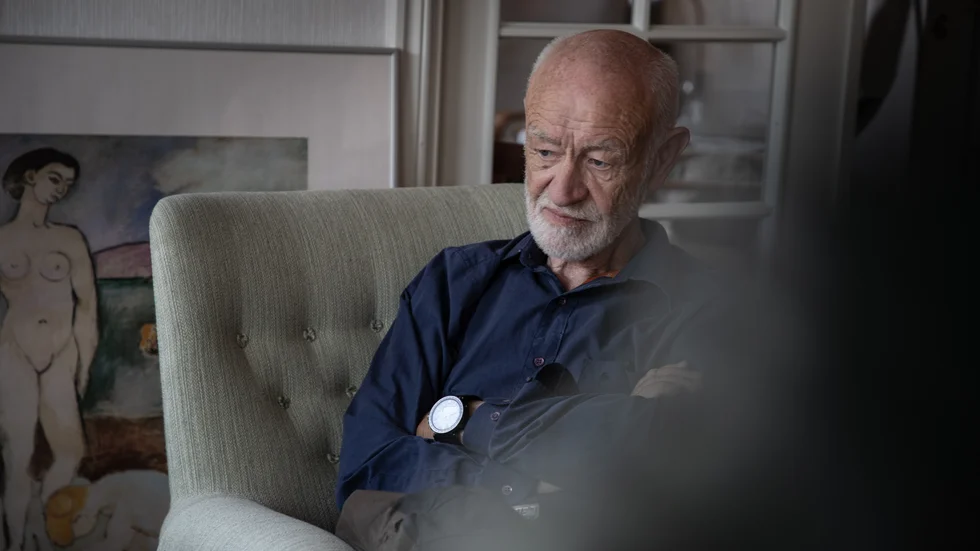 "Om du har en tv på standby ett helt år motsvarar det, med dagens priser, en krona. Tänk att miljoner människor drar ut sladdar varje dag för att spara en krona, det skapar ju bara stress", säger Björn Karlsson,  professor emeritus i energisystem vid Linköpings universitet.