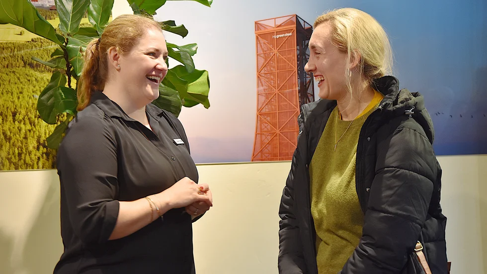 Tess Bojler, rekryterare på H2 Green Steel, i samtal med Tetiana Vainikainen från Odessa. 2025 ska företaget ha 1500 anställda och tre år senare 2000. Nästa år börjar de rekrytera till Stålverket i Norra Svartbyn.