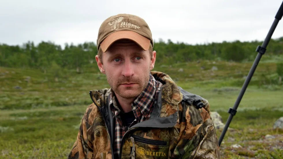 Gåsuppfödare. Joakim Källbäck håller vanligtvis till i Öster-Malma, men en gång per år kommer han till Areplogsfjällen för att plantera in fåglarna han fött upp.