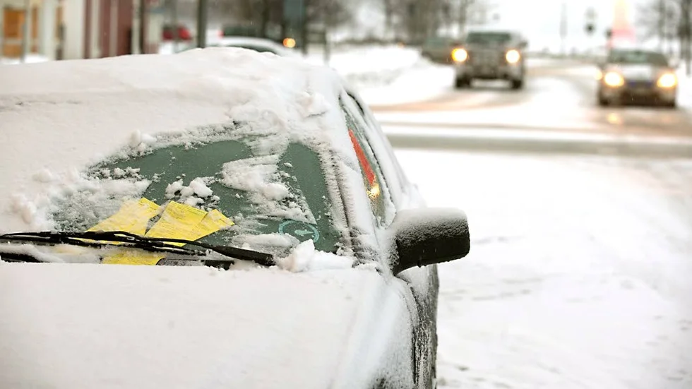 Bilen till skrot. Piteå kommun satte fem p-botslappar på Volvon. Efter det fick ägaren krav på sig att flytta bilen. Men inget hände.